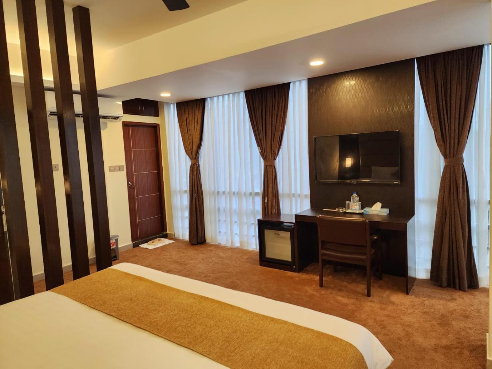 White Park Hotel & Suites Chittagong Exteriör bild