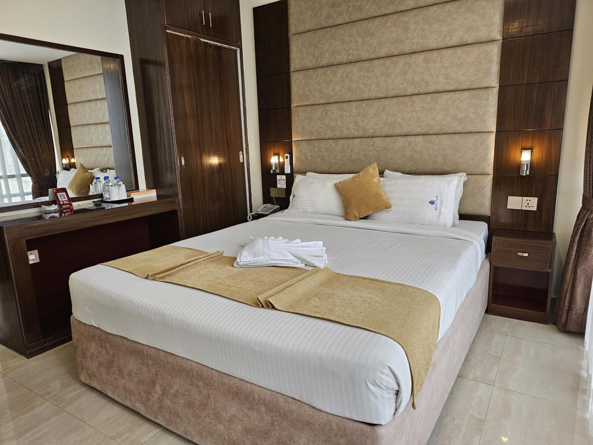 White Park Hotel & Suites Chittagong Exteriör bild