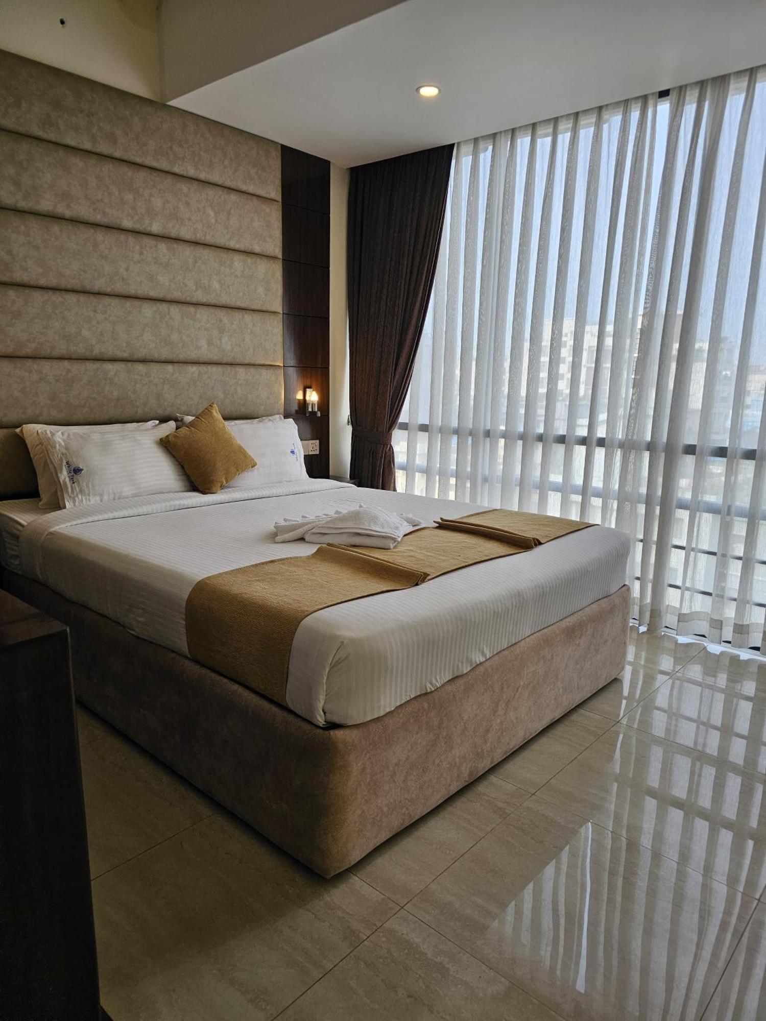 White Park Hotel & Suites Chittagong Exteriör bild
