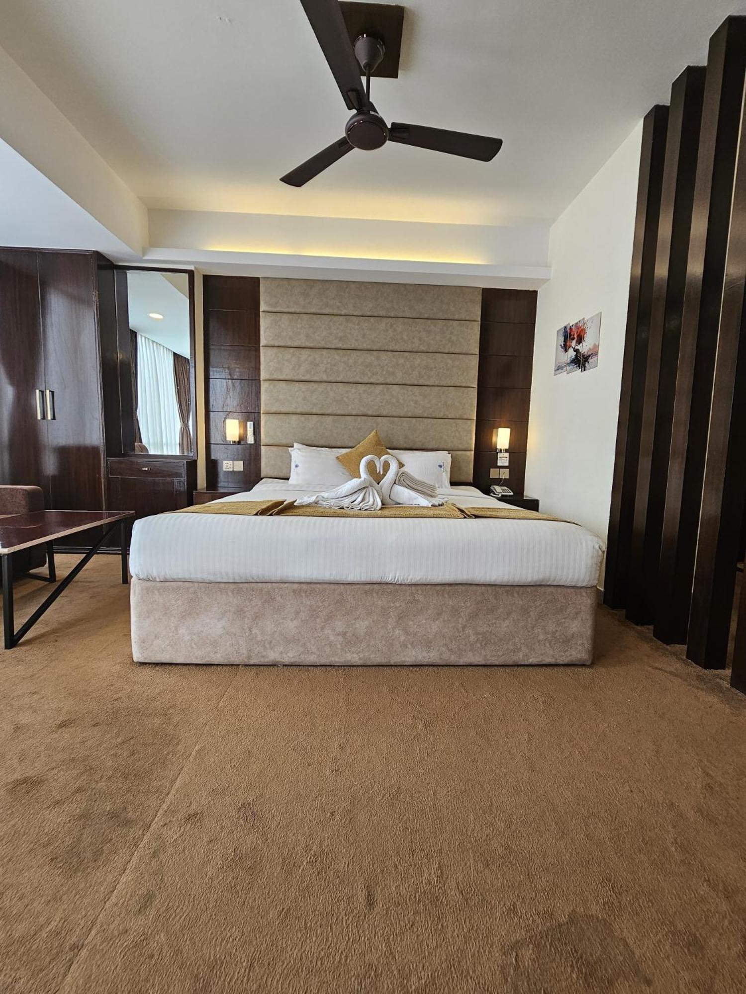 White Park Hotel & Suites Chittagong Exteriör bild