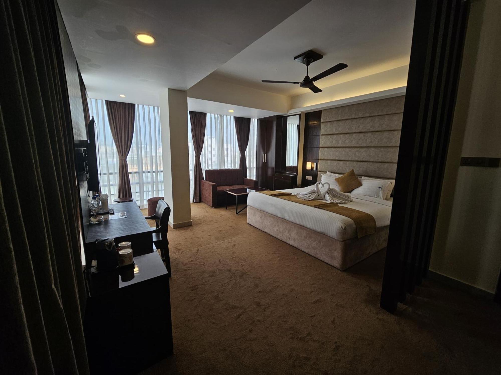 White Park Hotel & Suites Chittagong Exteriör bild