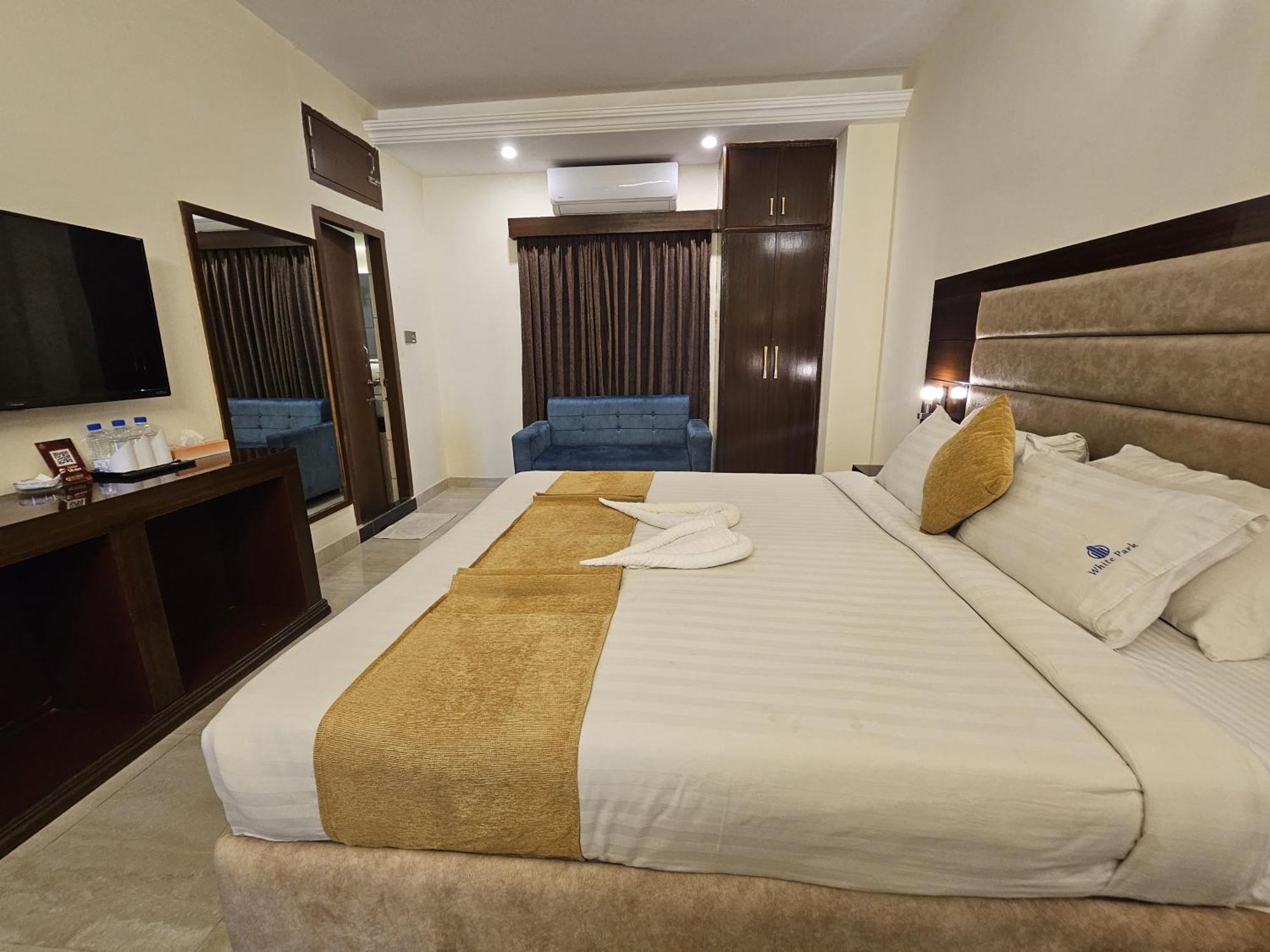 White Park Hotel & Suites Chittagong Exteriör bild