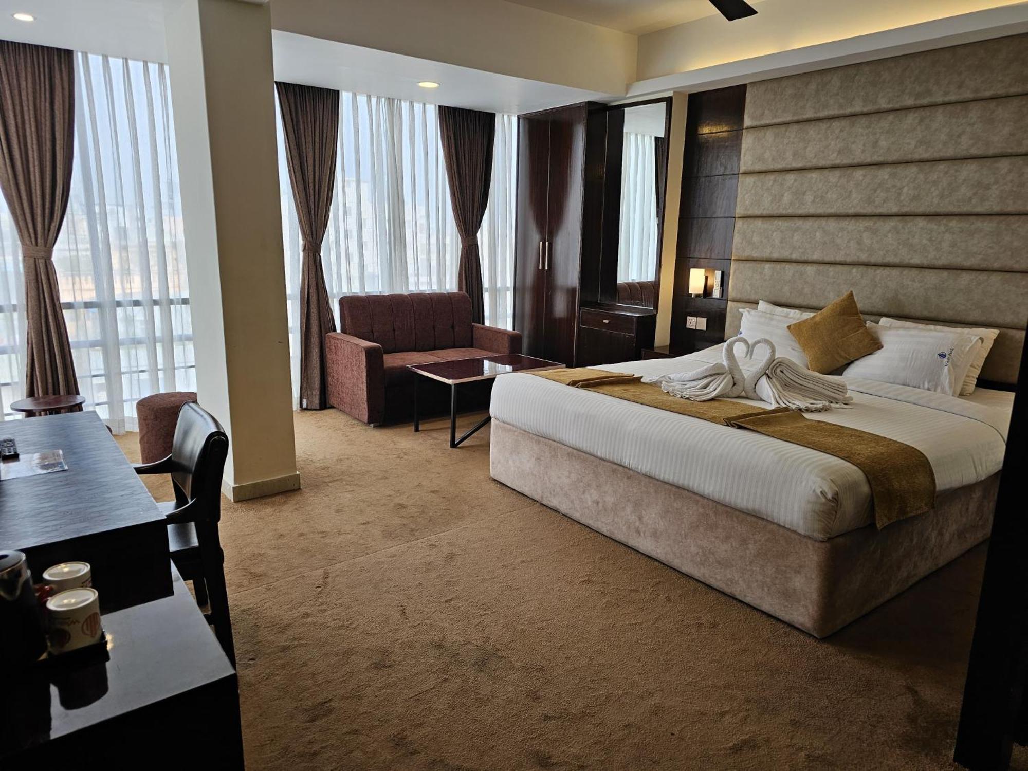 White Park Hotel & Suites Chittagong Exteriör bild