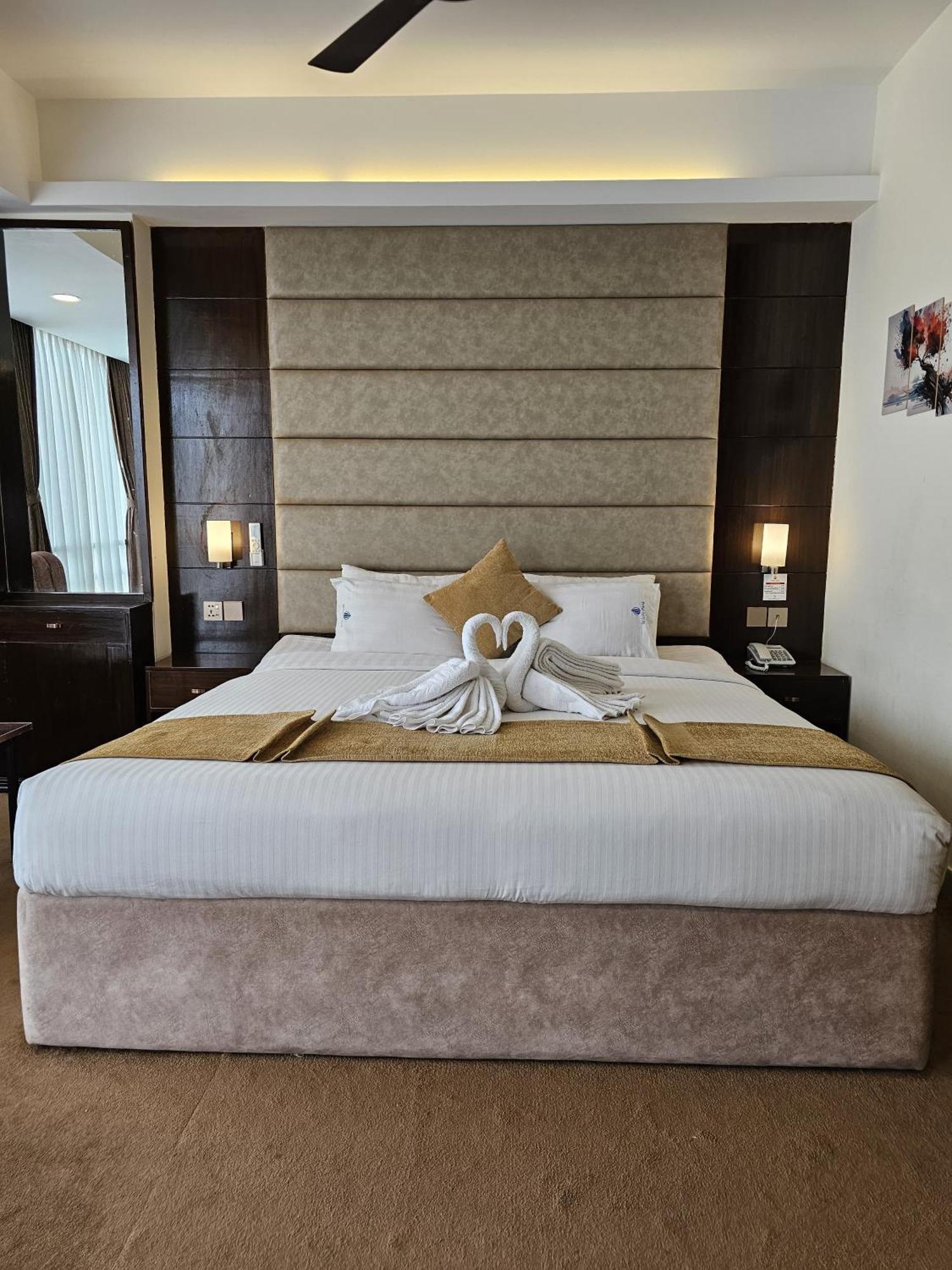 White Park Hotel & Suites Chittagong Exteriör bild